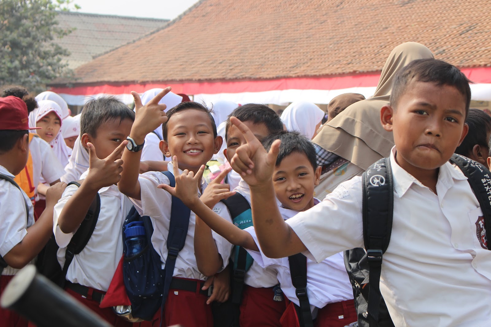Sekelompok anak Sekolah Dasar sedang berpose saat difoto. Ilustrasi bentuk kedisiplinan diri