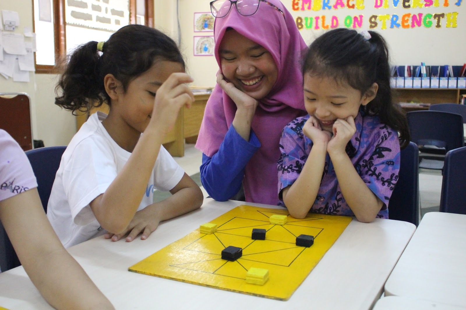 Dua anak perempuan sedang bermain permainan tradisional dengan seorang perempuan dewasa. Ilustrasi bentuk waktu berkualitas 